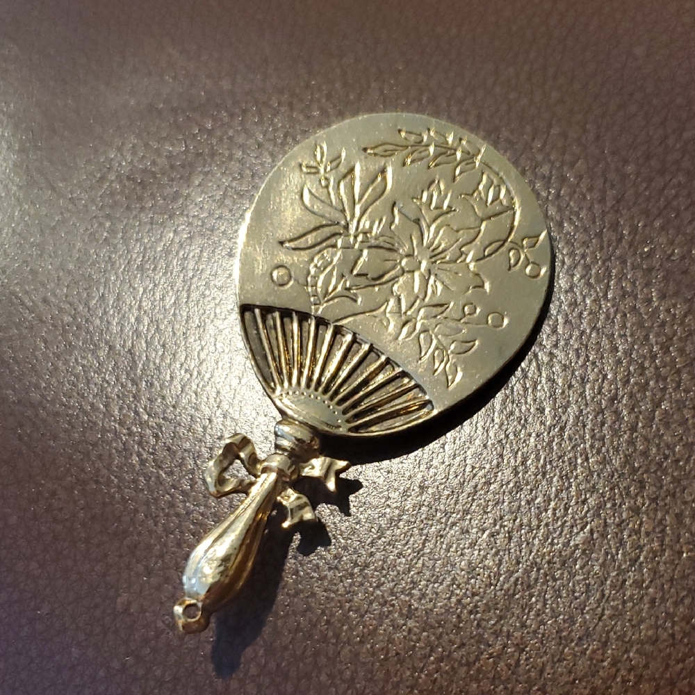 1928 Jewelry Co. Gold Floral Fan Pendant Necklace Charm